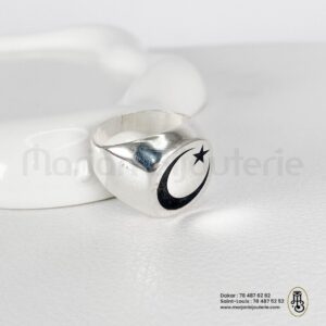 Bague chevalière en argent avec motif fond noir