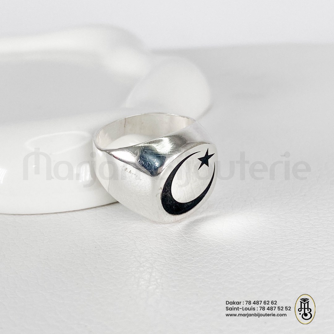 Bague chevalière en argent avec motif fond noir
