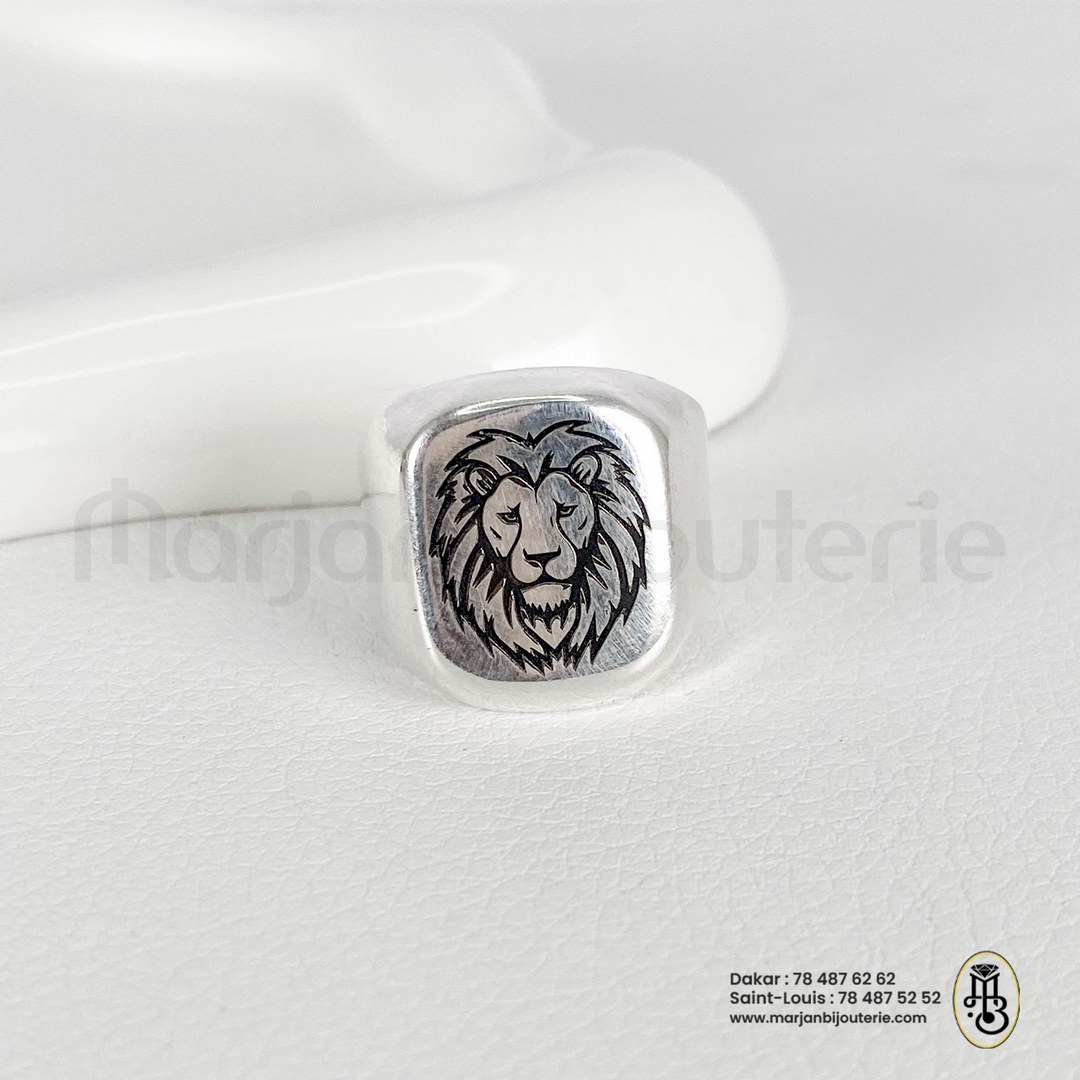 Bague chevalière argent avec motif fond noir